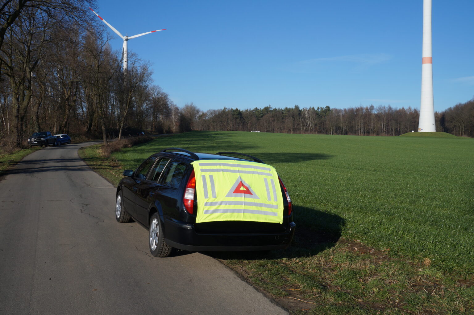 KFZ-Warndecke am Heck eines Fahrzeugs